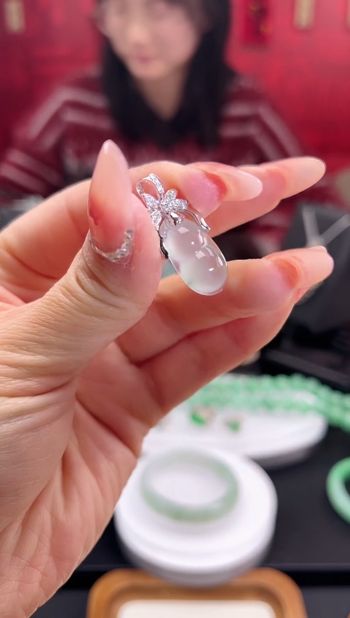 【闪购商品】翡翠颈饰18K金镶嵌吊坠