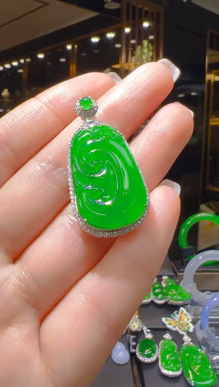 【闪购商品】翡翠吊坠(赠链)18K金镶嵌130   