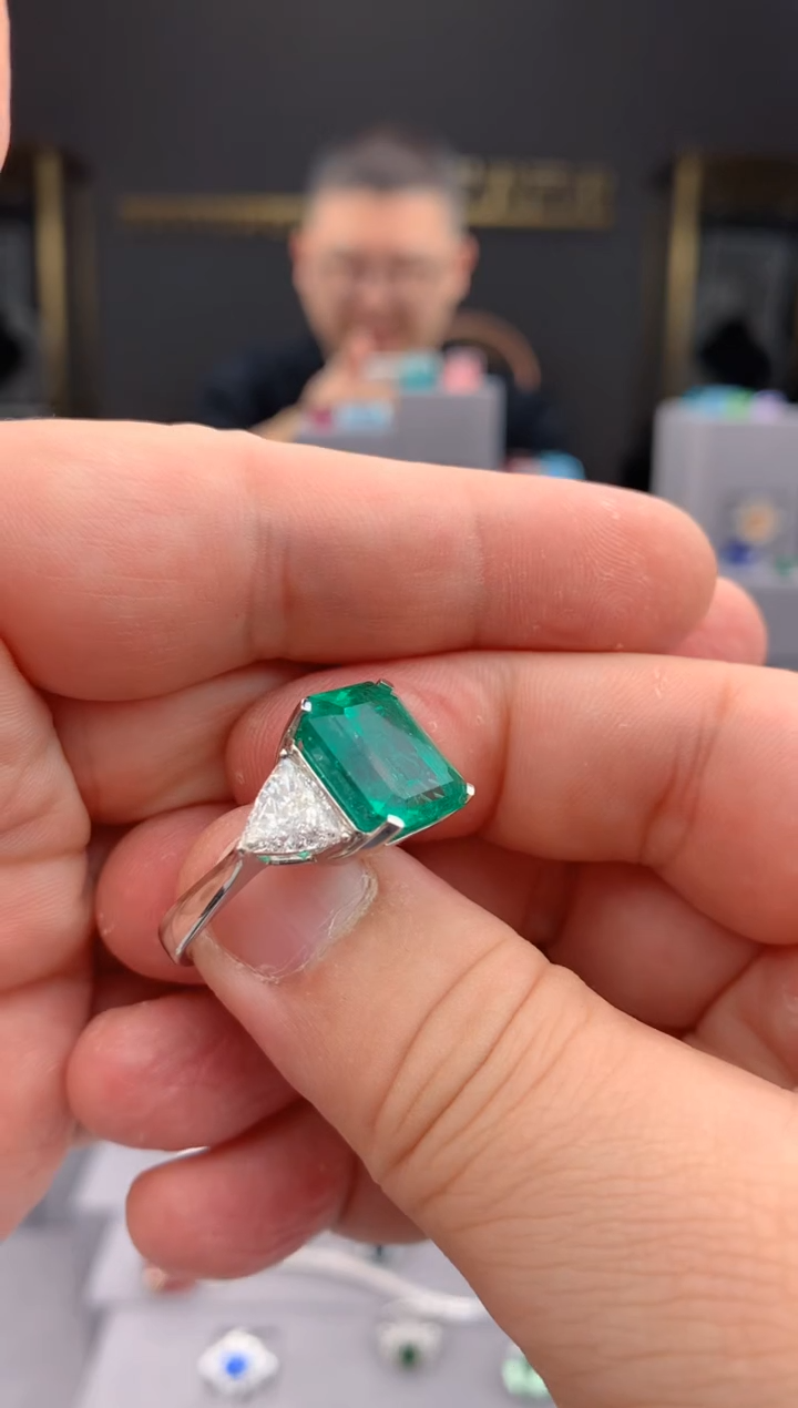 【闪购商品】祖母绿戒指18K金镶嵌12ct祖母绿戒指