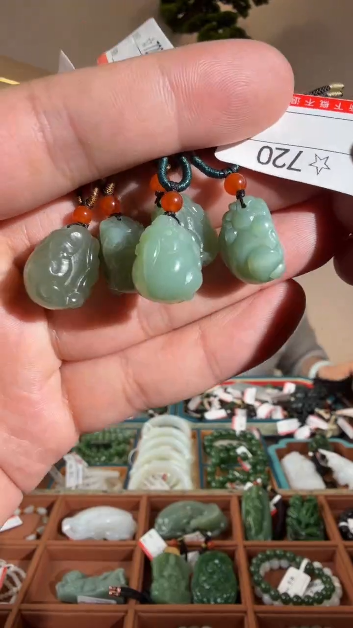 颈饰未镶嵌和田玉多样性发货发其中一件