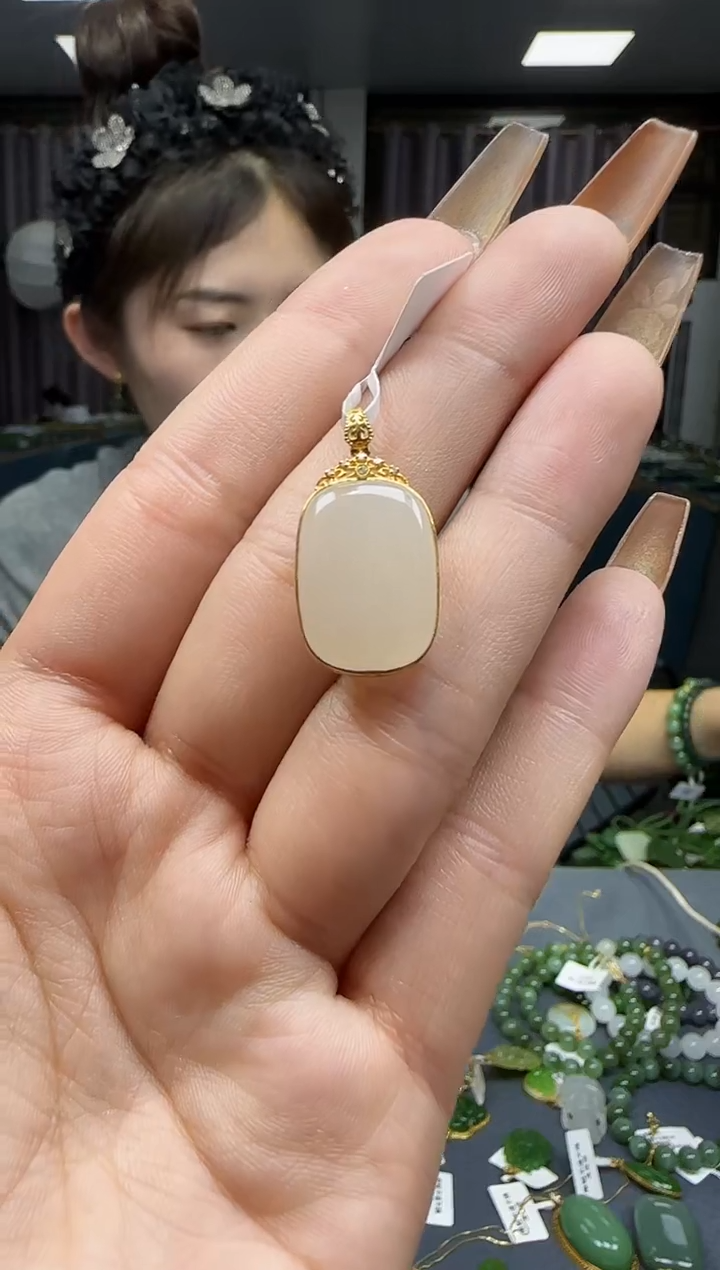 【闪购商品】和田玉挂件18K金镶嵌1