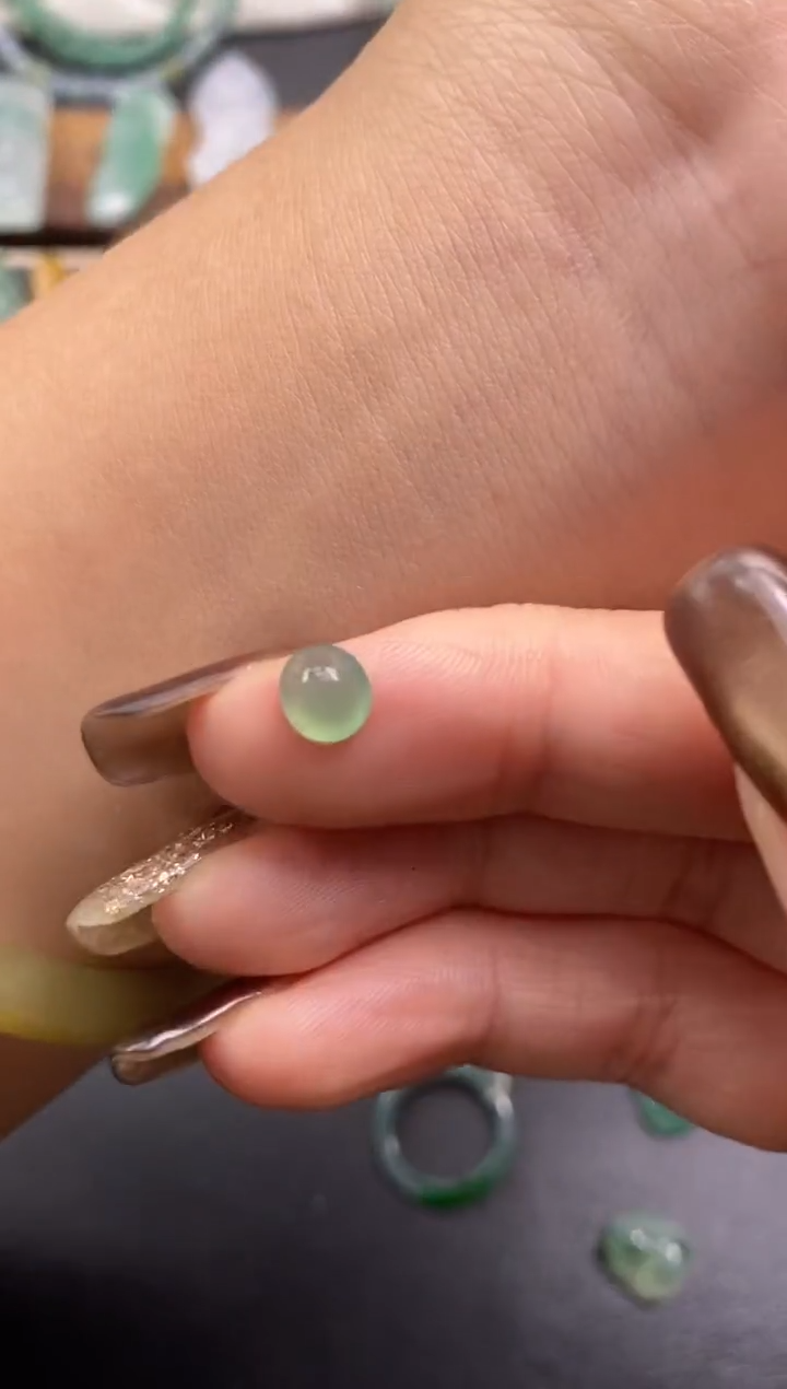 颈饰未镶嵌翡翠蛋面