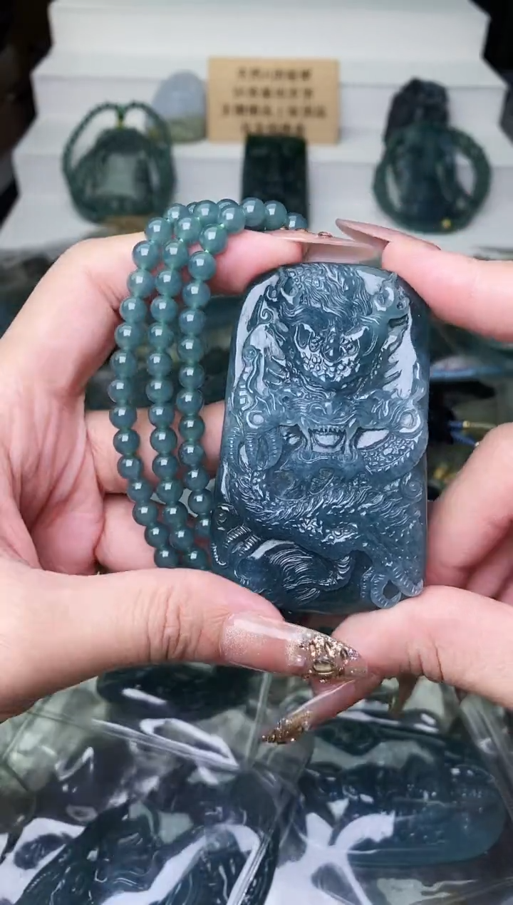 颈饰未镶嵌翡翠 