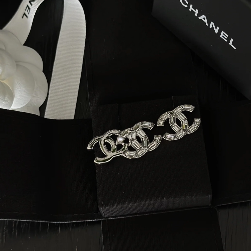 95新 Chanel/香奈儿 银色水钻不对称双C耳钉 17025704