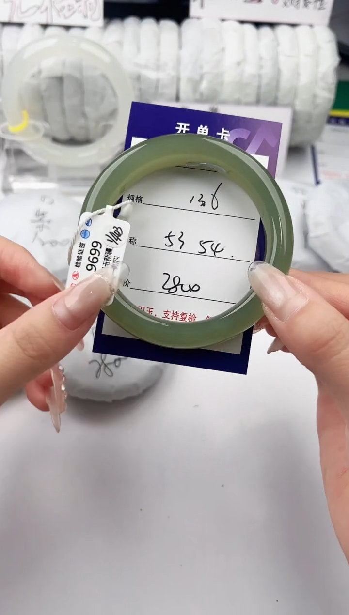 和田玉手镯未镶嵌136颜色微差无瑕疵