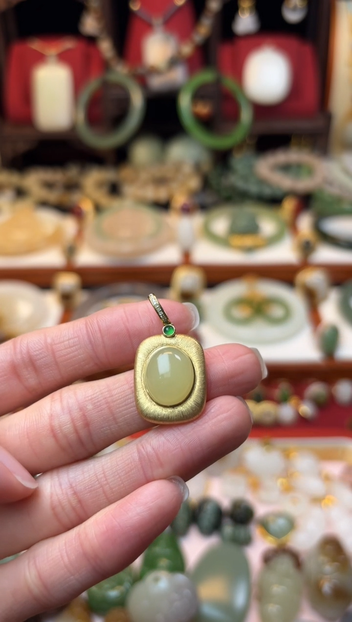 【闪购商品】和田玉挂件18K金镶嵌微瑕福利