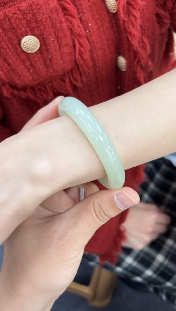 【闪购商品】和田玉手镯未镶嵌57 +   361