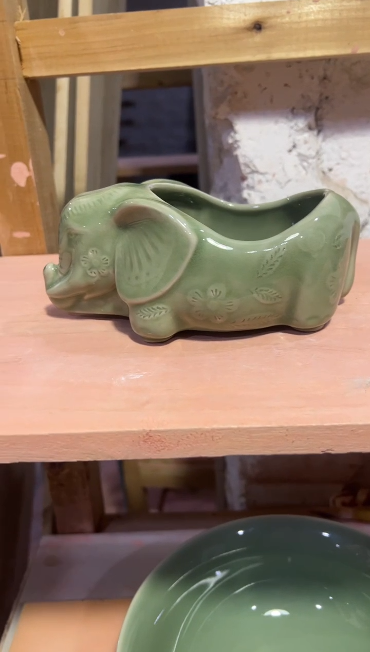耀州窑青瓷大象杂物罐