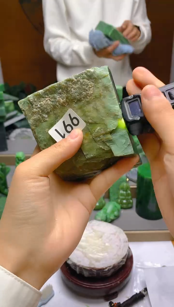 和田玉（碧玉）未镶嵌珠宝半成品1