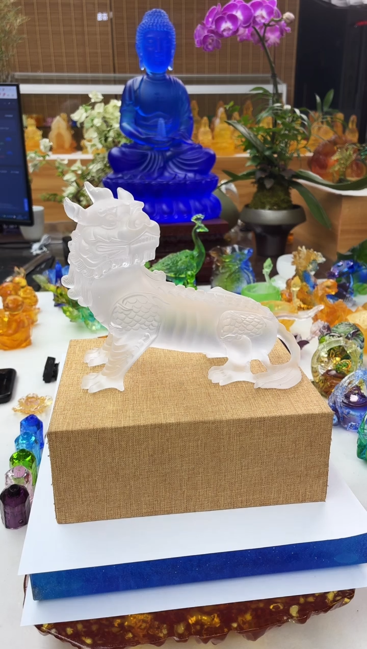 手工艺品琉璃白色谛听摆件17*13.5公分