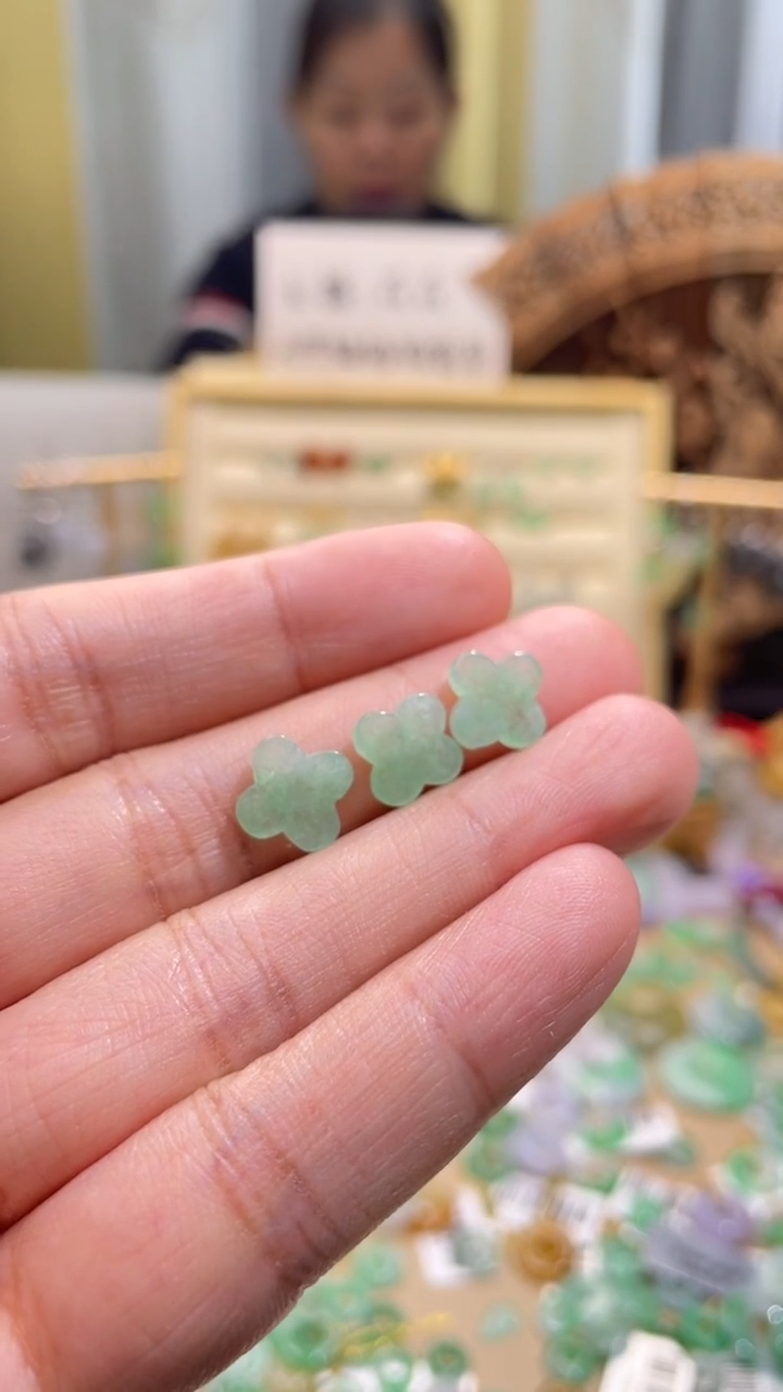 颈饰未镶嵌翡翠珊**儿滴流多样性发货发其中1件