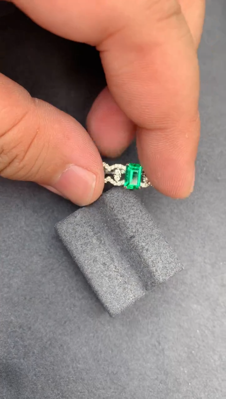 【闪购商品】祖母绿戒指18K金镶嵌58分祖母绿戒指