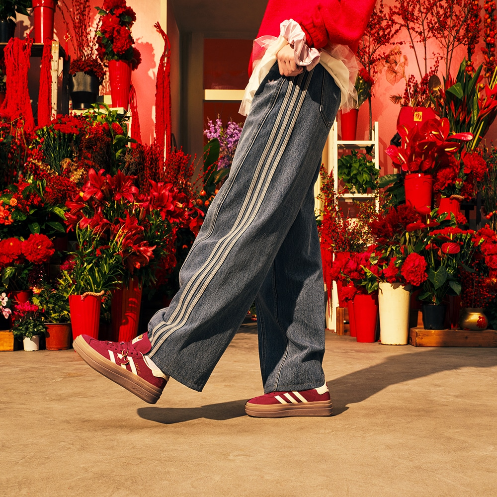 adidas/三叶草 宋雨琦同款 欧若风牛仔阔腿运动弯刀裤JN0726