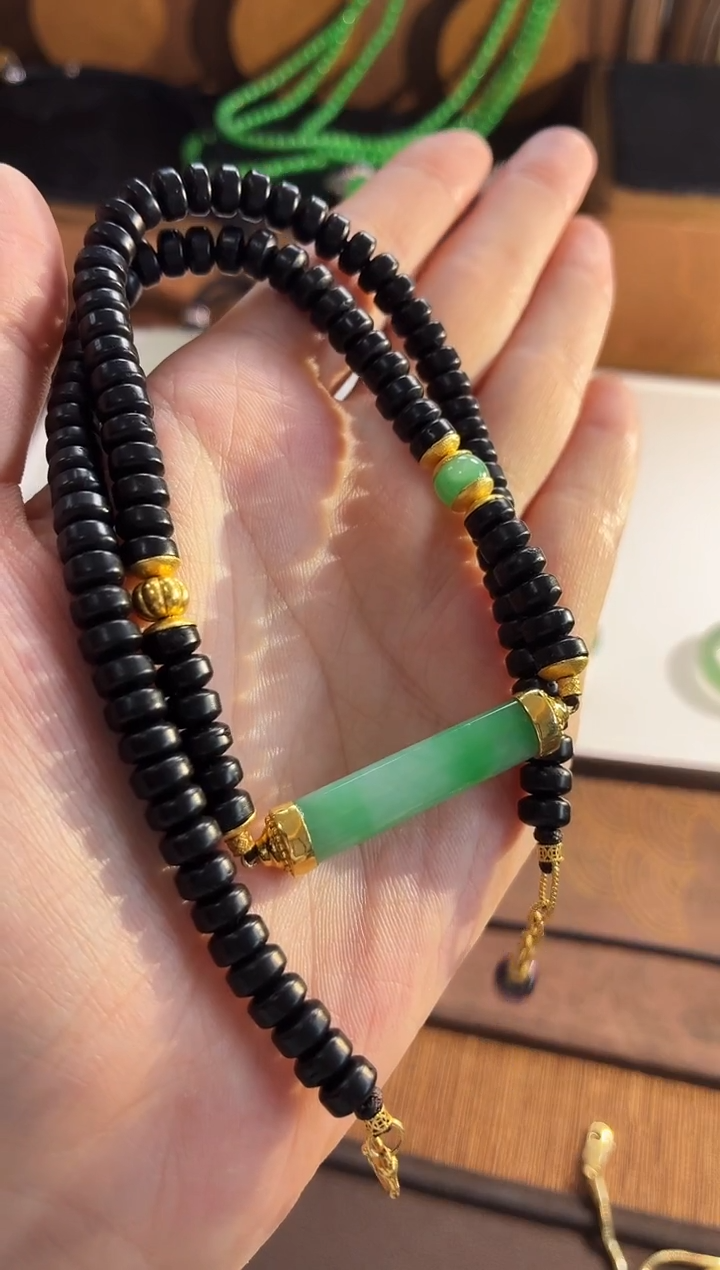 颈饰18K金镶嵌翡翠颈饰