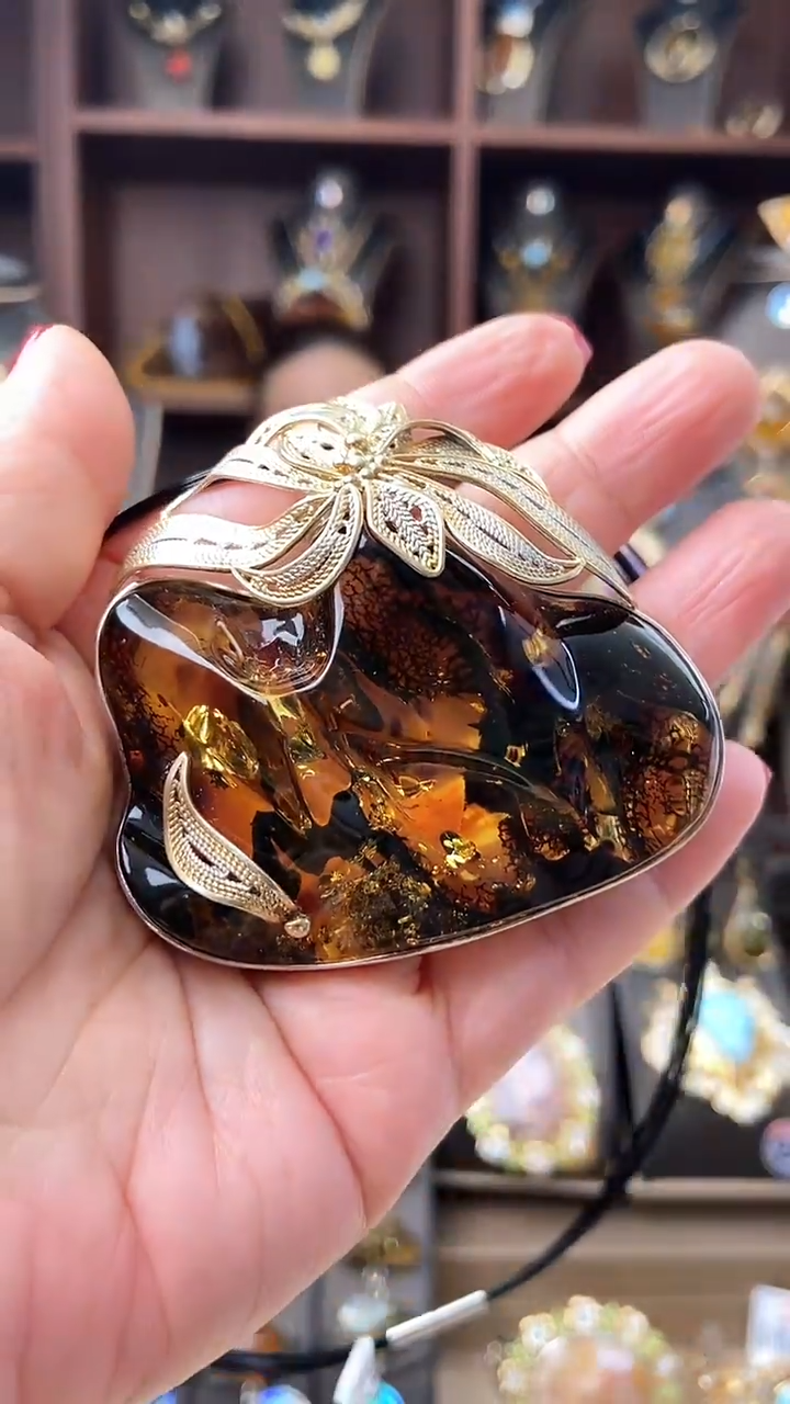 【闪购商品】琥珀颈饰银S925镶嵌吊坠