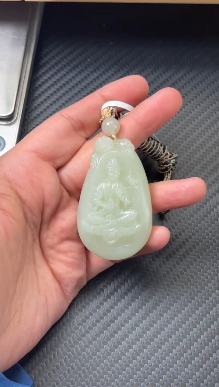 吊坠(赠链)未镶嵌和田玉?且末迪克兰一细微色差吊坠