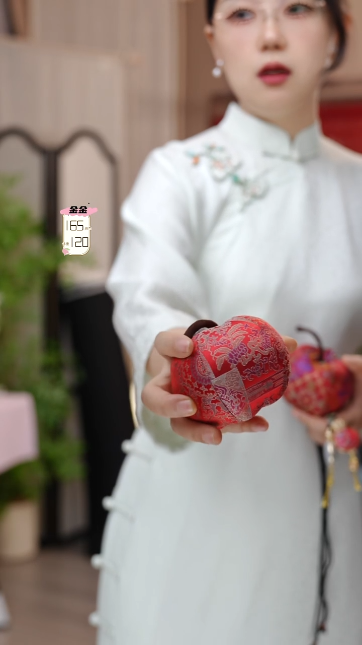 丝绸红色八达晕平安果，摆件1只