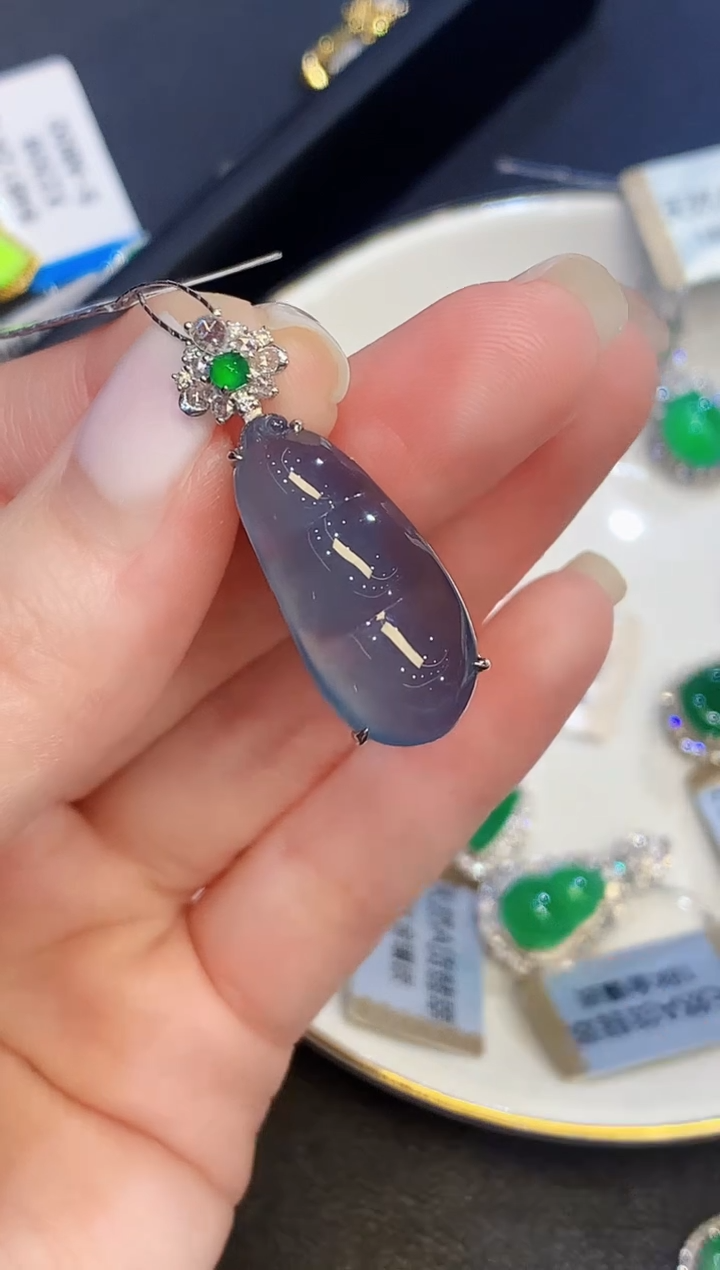 吊坠(不含链)18K金镶嵌翡翠多样性发其一