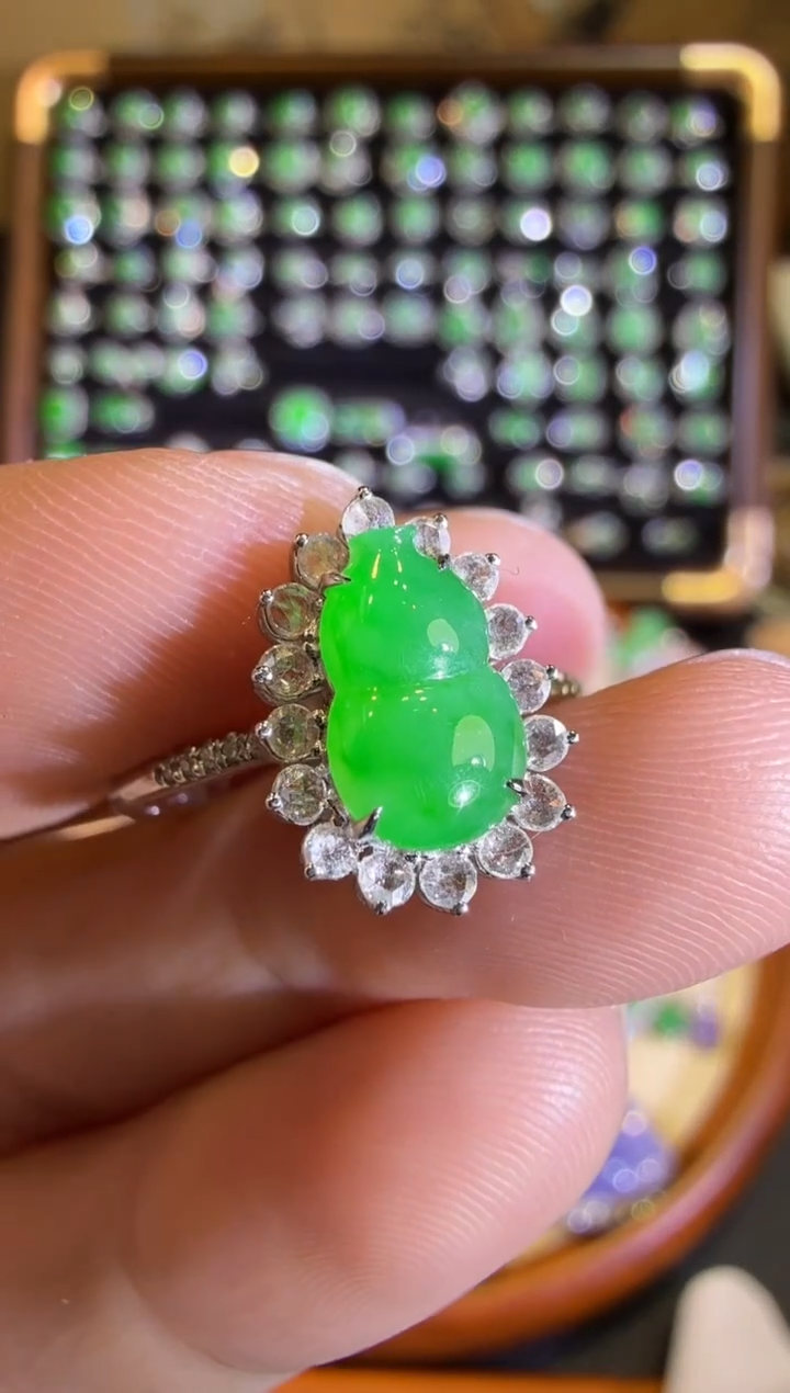 【闪购商品】翡翠戒指18K金镶嵌满绿葫芦
