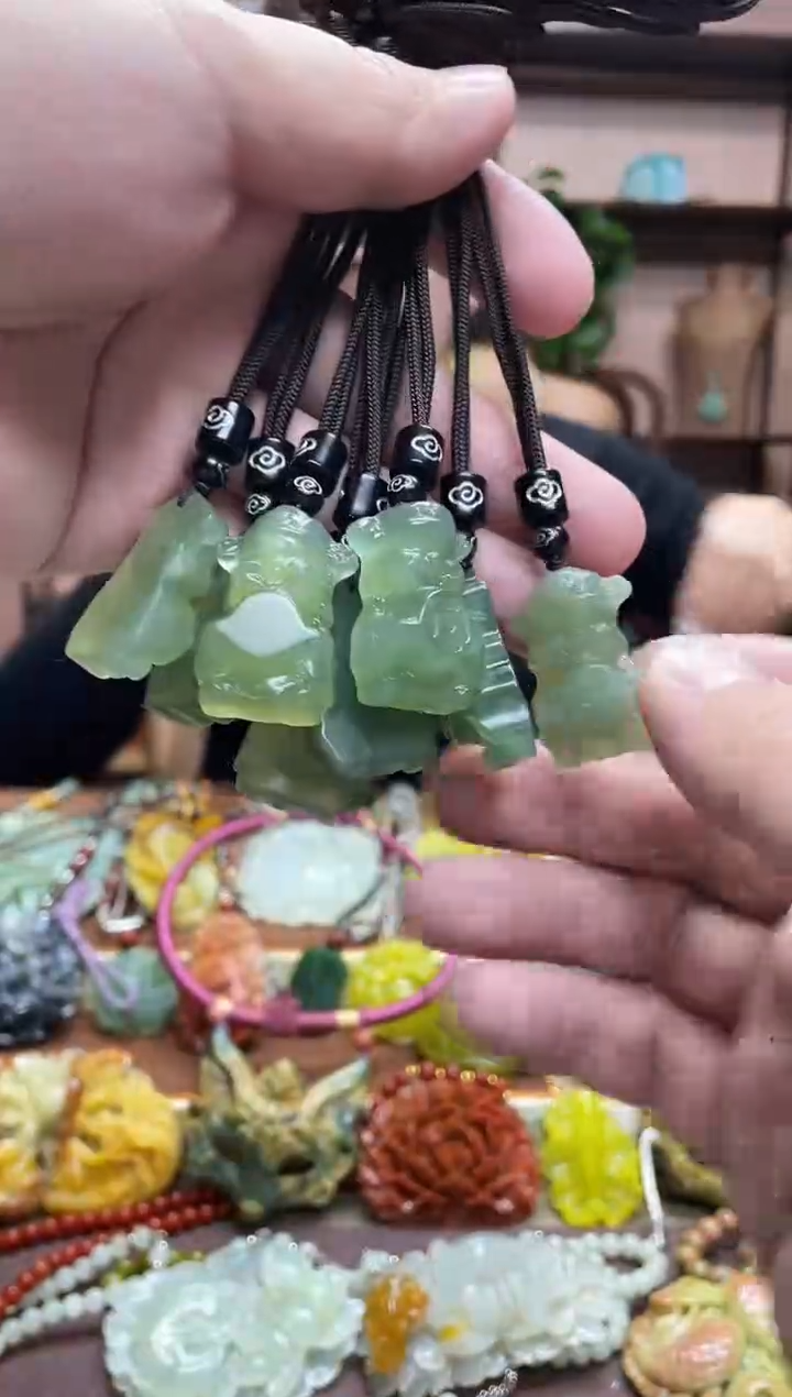 未镶嵌岫玉吊坠多样性发货发其中之一