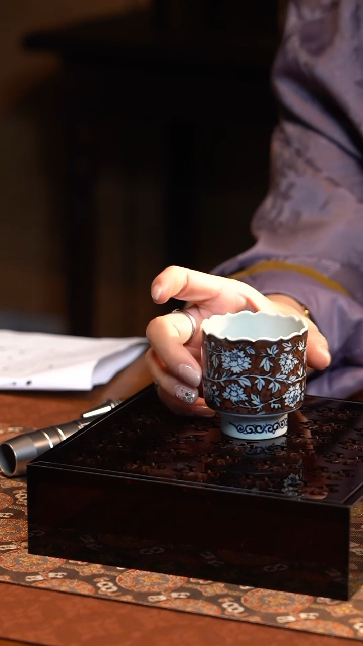 【闪购商品】L元邑青花混底釉里红牡丹花口杯