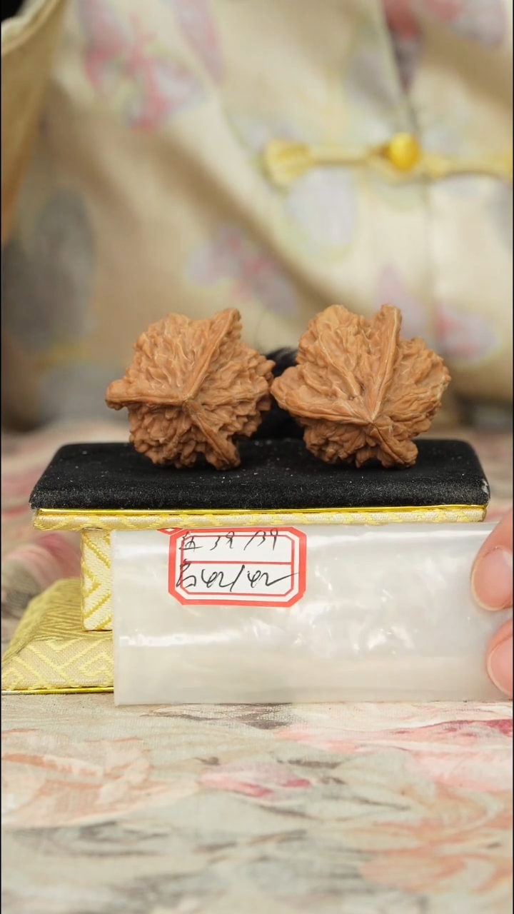 【闪购商品】文玩核桃把件盘山三棱