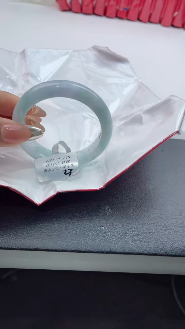 【闪购商品】翡翠手镯未镶嵌9翡翠手镯（微瑕）