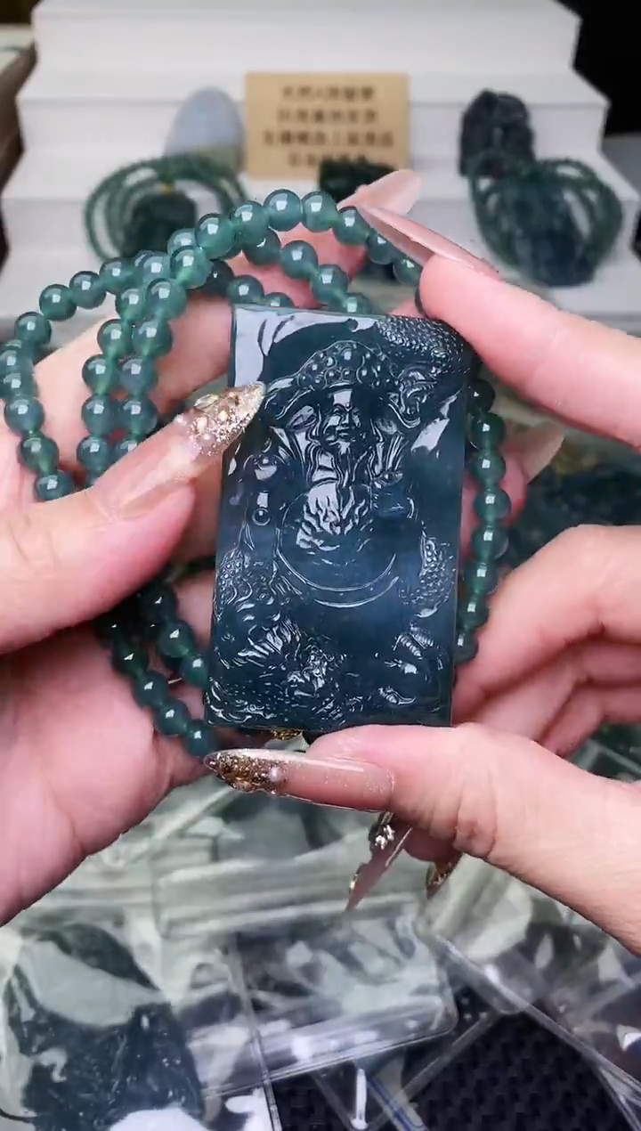 颈饰未镶嵌翡翠 