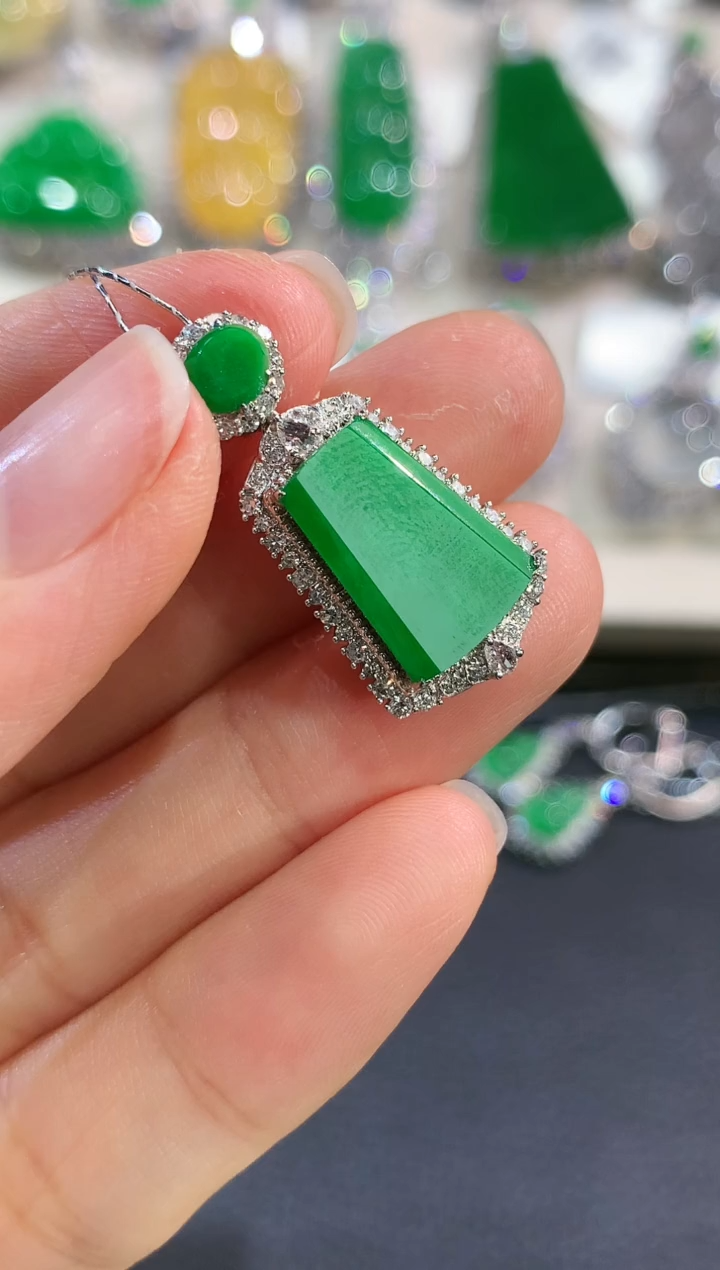 【闪购商品】翡翠吊坠(不含链)18K金镶嵌e60