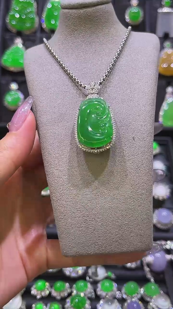 颈饰18K金镶嵌翡翠吊坠