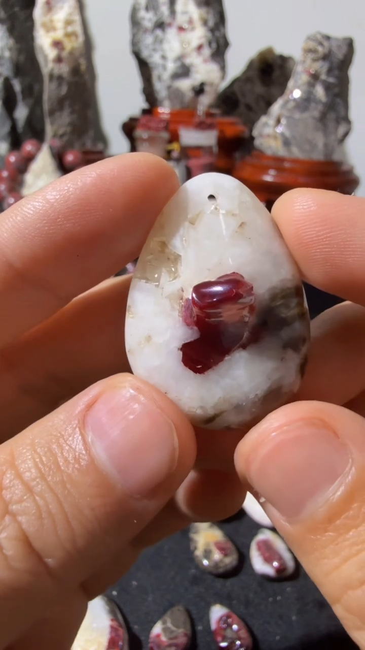 天然辰砂舒**心天然辰砂天然朱砂大晶砂随行吊坠