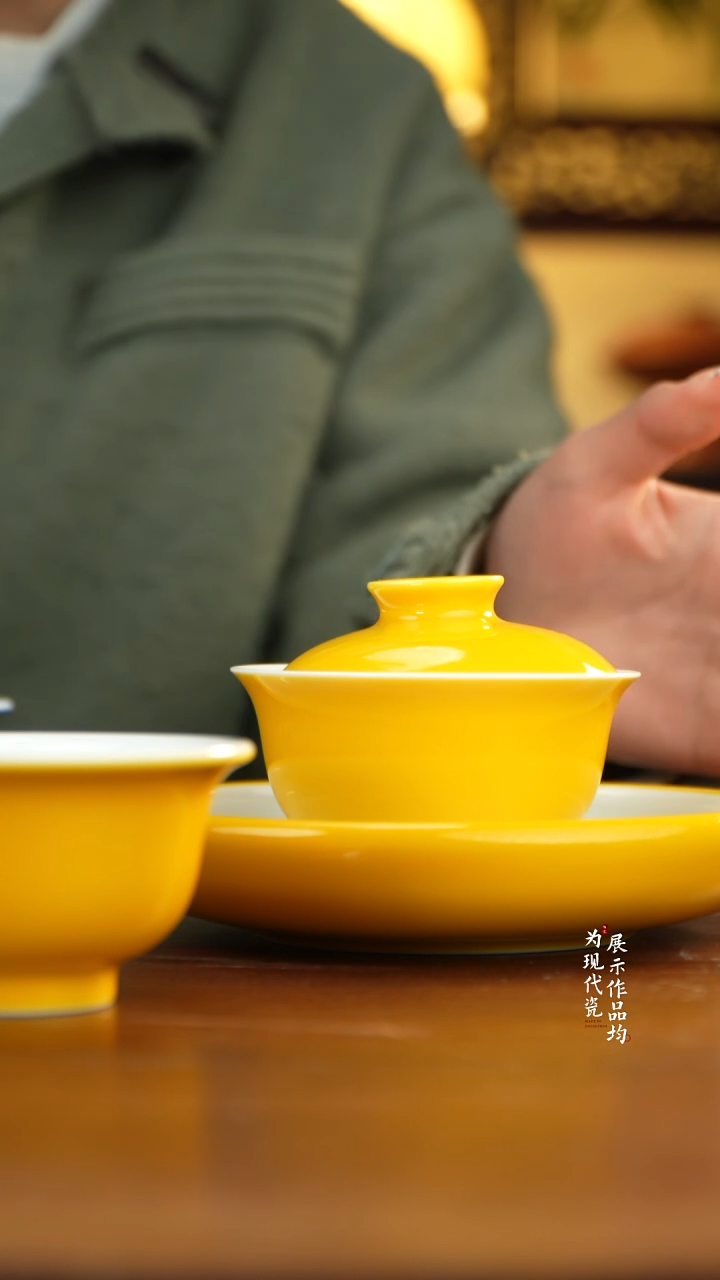 江壶见陶瓷鸡油黄盖碗一套