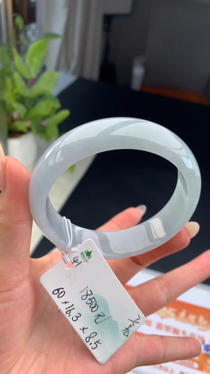 【闪购商品】翡翠手镯未镶嵌 #情人节#送礼，下单联系客服核对地址~