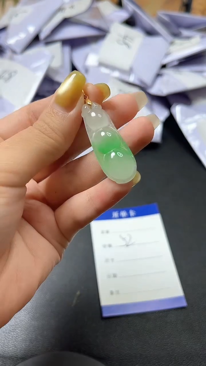 翡翠未镶嵌颈饰时尚女士精品吊坠