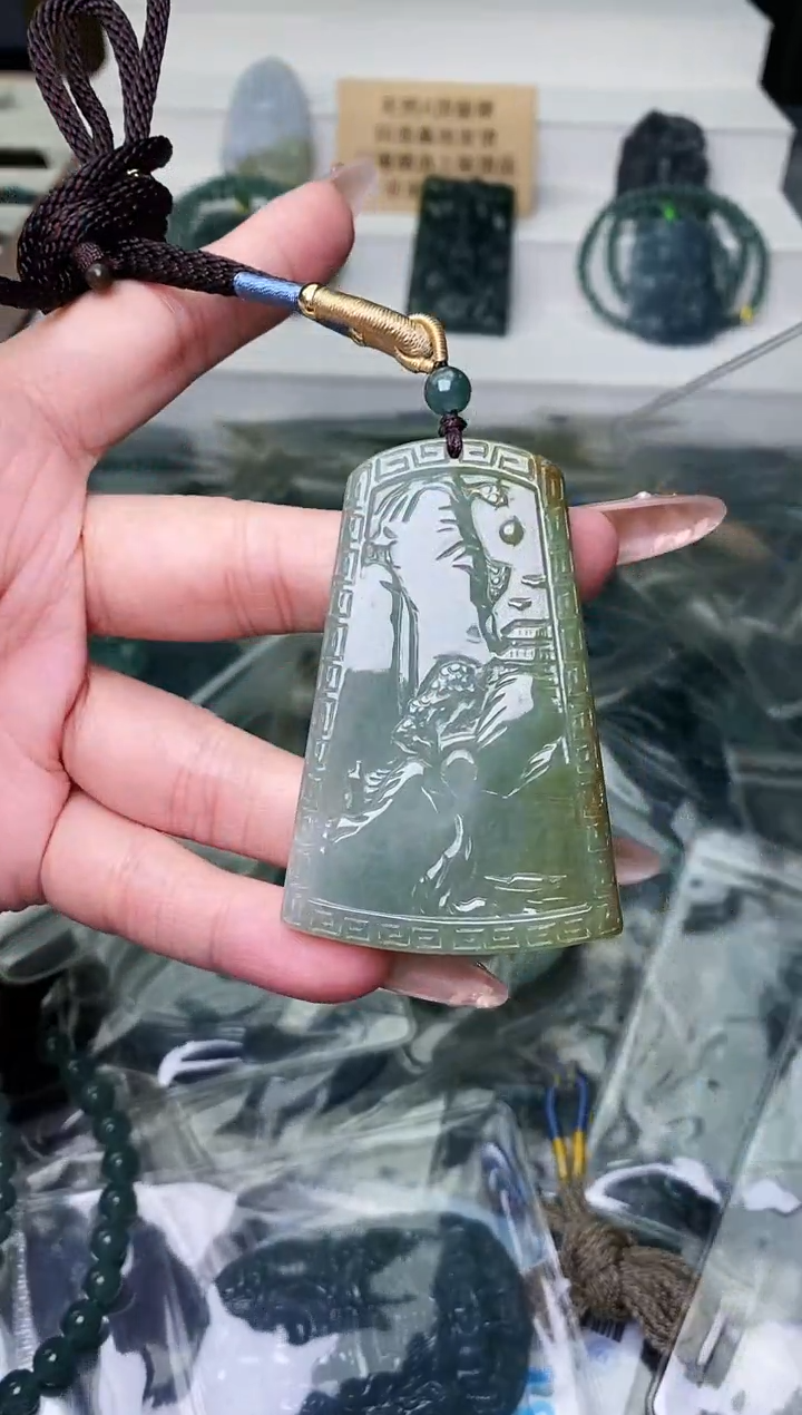 颈饰未镶嵌翡翠 