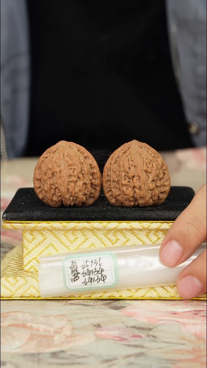 【闪购商品】文玩核桃把件密纹