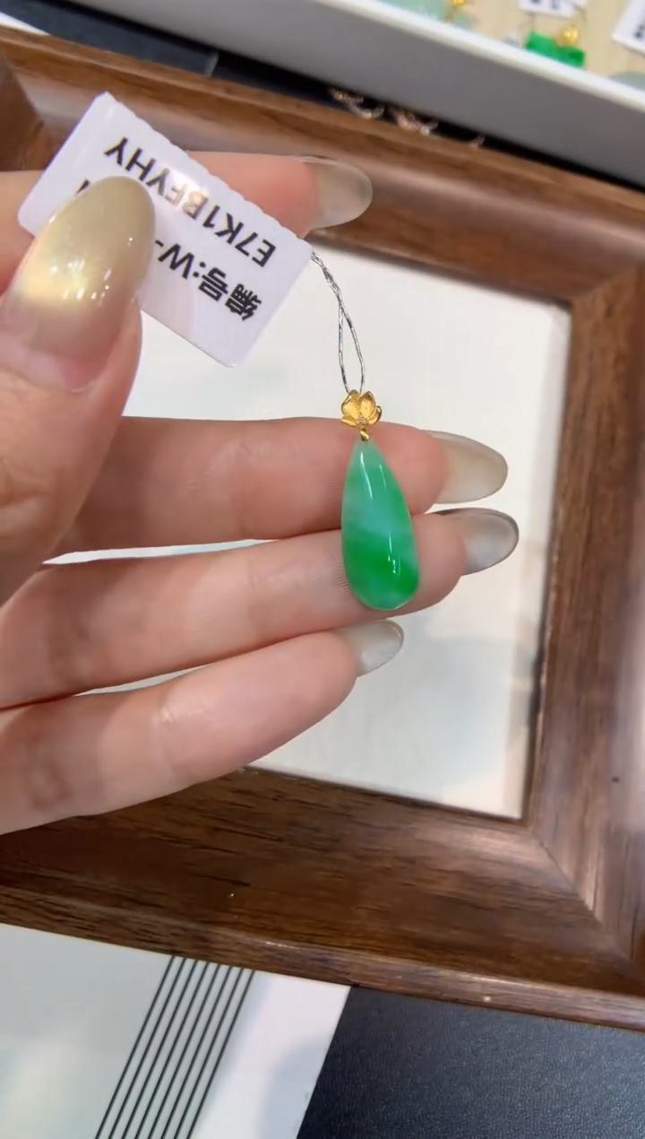 颈饰18K金镶嵌翡翠水滴