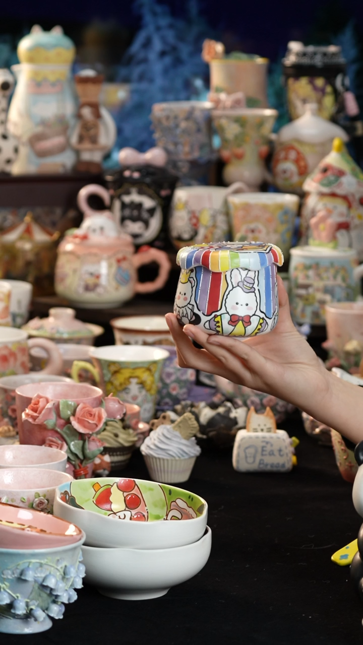 摆件陶景德镇釉下彩手绘设计师款陶瓷