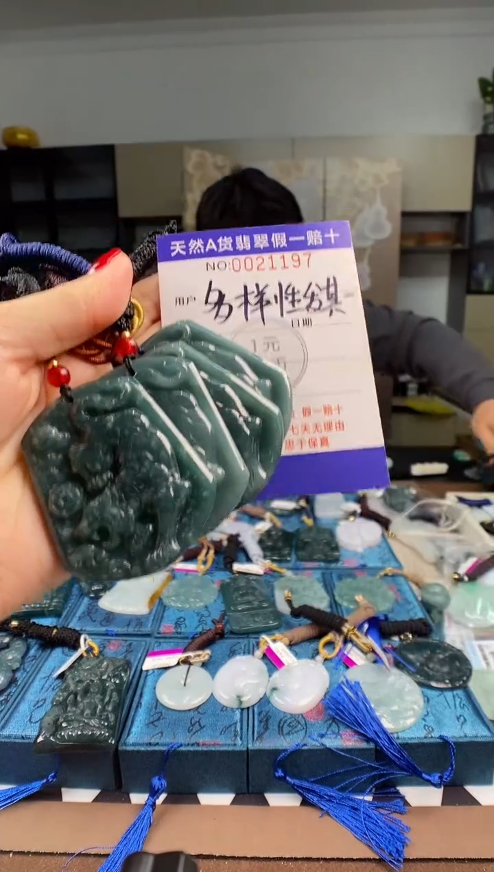 颈饰未镶嵌翡翠  多样性发其一