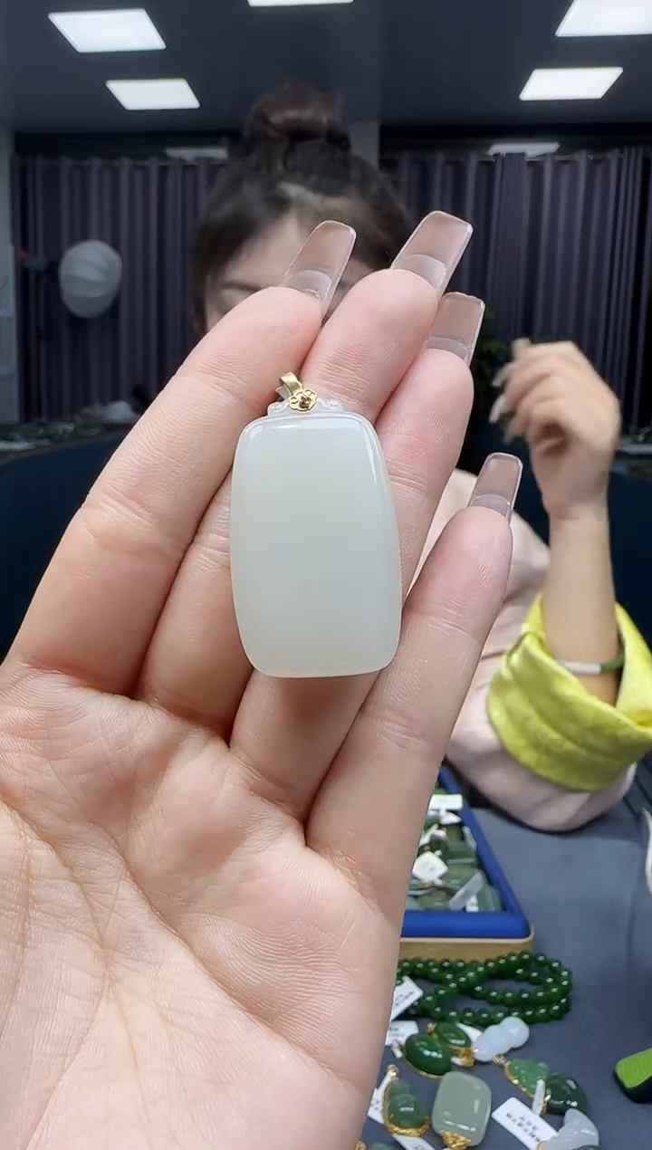 【闪购商品】和田玉挂件18K金镶嵌1