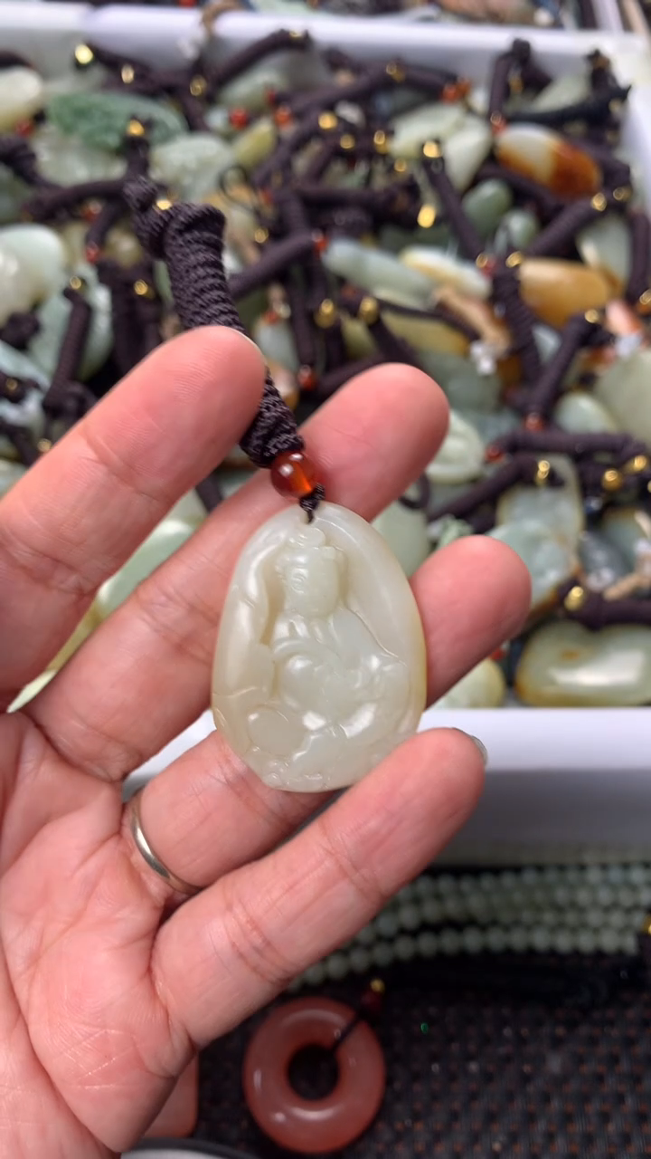 【闪购商品】和田玉颈饰未镶嵌多样性发货没有证书，拍一发一.有瑕