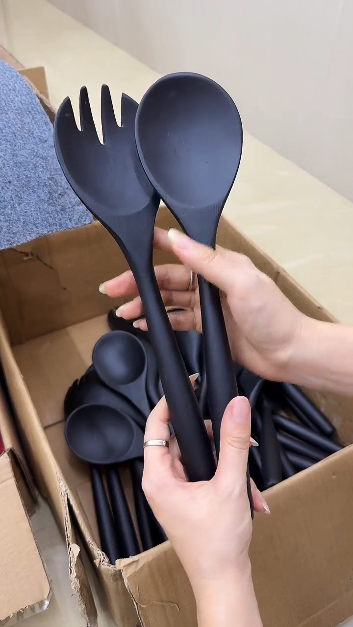 2个黑色微瑕汤勺不退不换