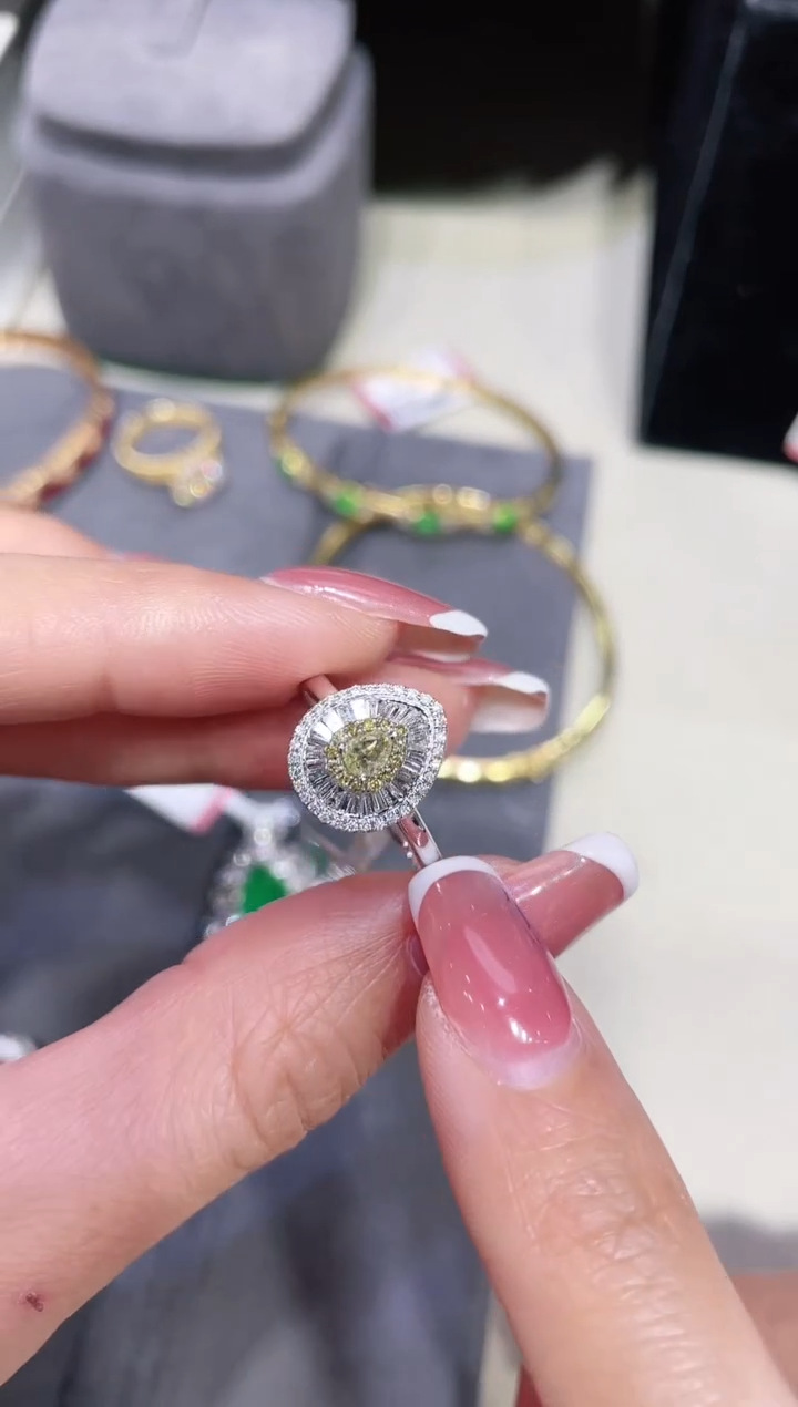 【闪购商品】钻石戒指18K金镶嵌·