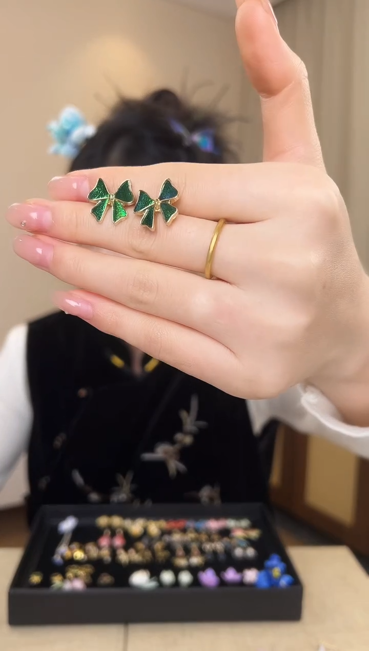 刺绣?***?大蝴蝶结虫虫耳钉