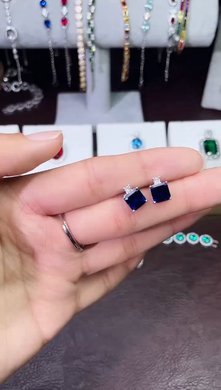 足铂镶嵌合成（培育）蓝宝石耳饰蓝宝耳钉093