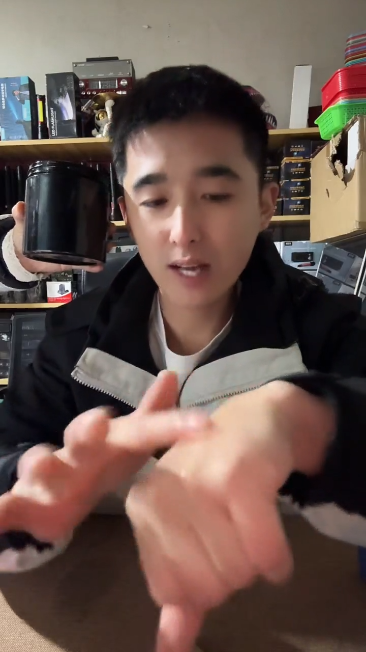 黑色罐子................