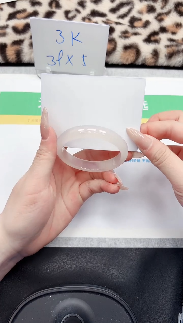 【闪购商品】石英质玉手镯未镶嵌60-54