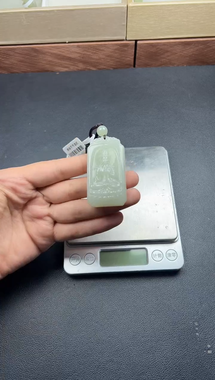 吊坠(赠链)未镶嵌和田玉且末微色差近矿吊坠S