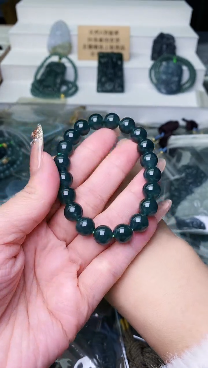 颈饰未镶嵌翡翠 