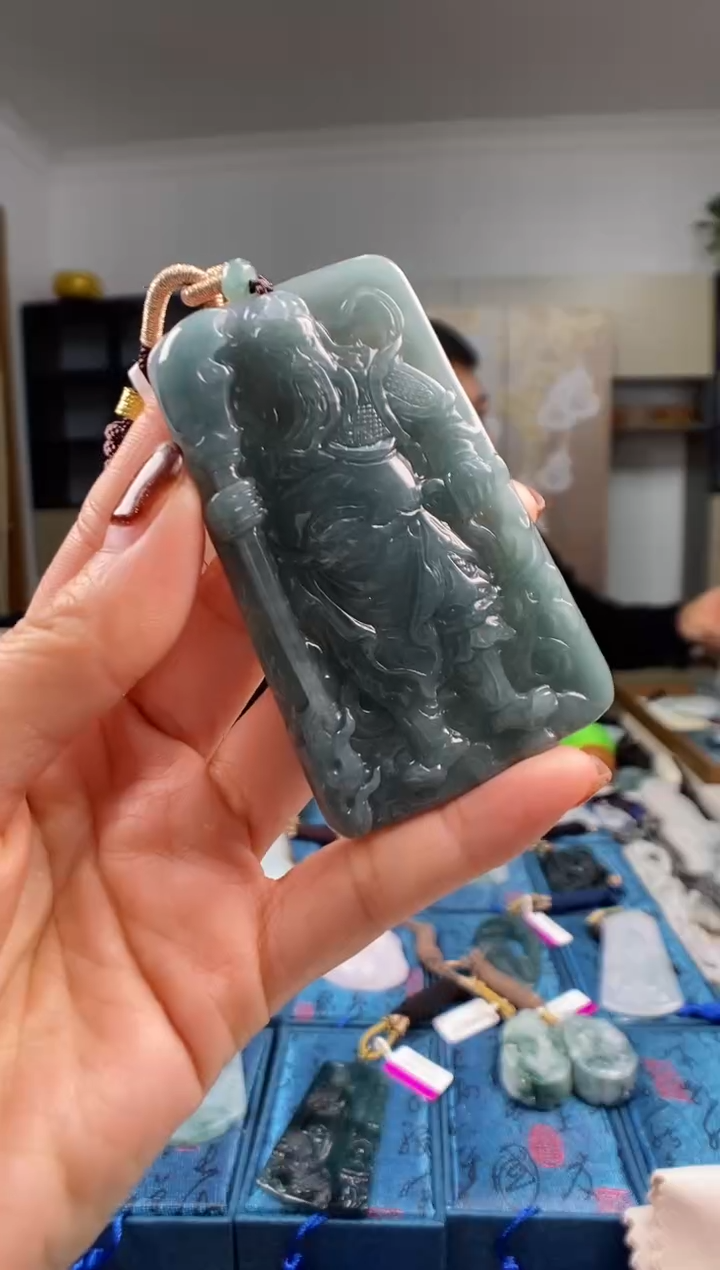 颈饰未镶嵌翡翠  多样性发其一